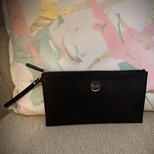 NWNT MICHAEL KORS FULTON Large Zip Clutch Wristlet In BLACK Pebbled Leather Gold